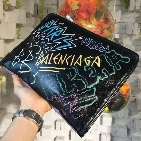 2024新作 ★BALENCIAGAバレンシアガ スーパーコピー★Bazarグラフィティプリントクラッチバッグ 7011109